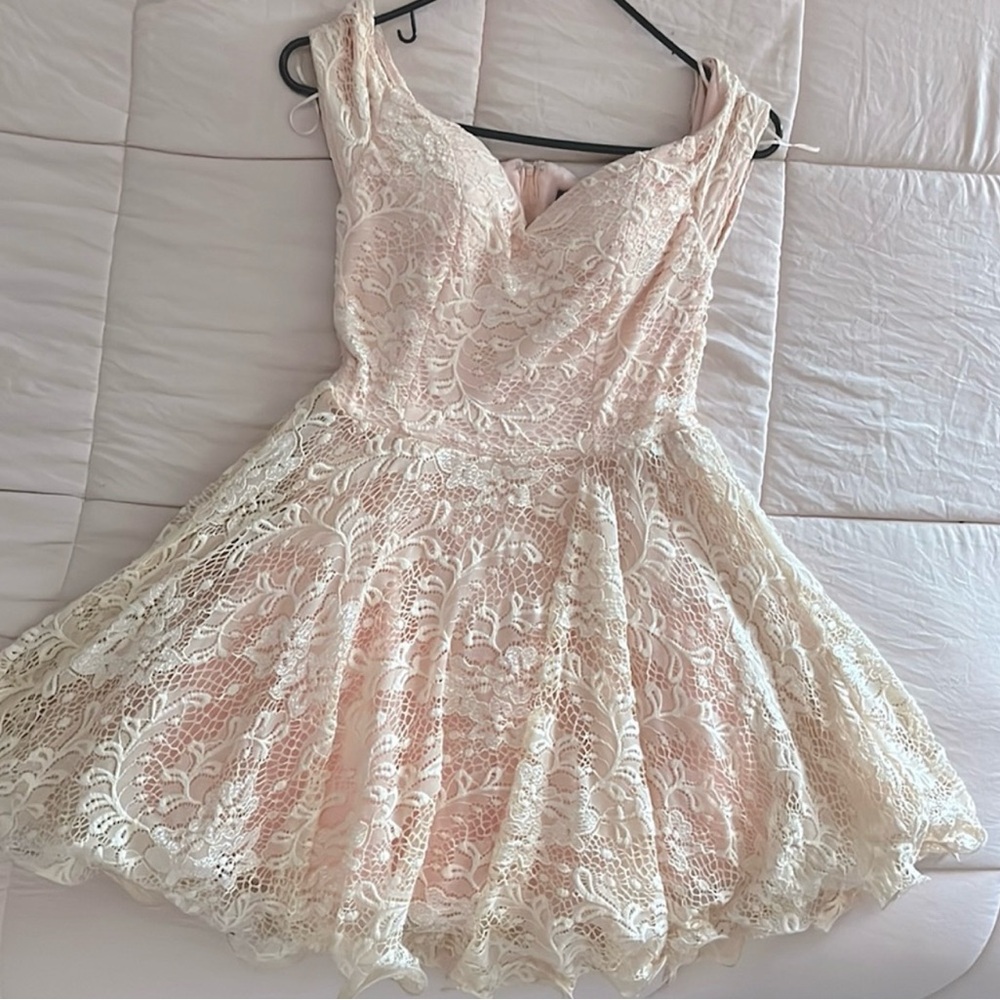 Women’s pink lace dress (medium)- Brand New